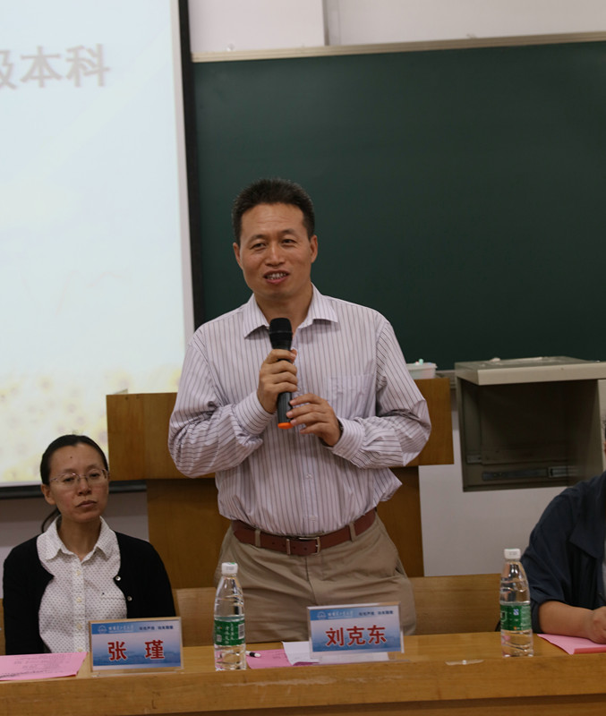 外国语学院召开院系领导与2016级本科生见面会